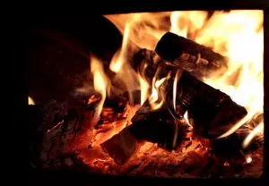 Blick ins Feuer beim Schnaps brennen