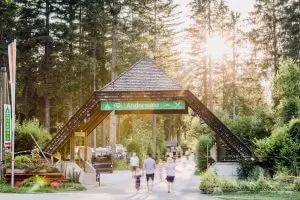 Einfahrt zum Restaurant 1