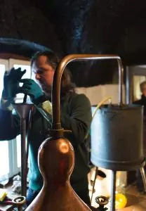 Kontrolle beim Destillieren