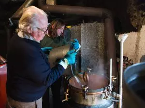 Teamwork beim Schnaps destillieren
